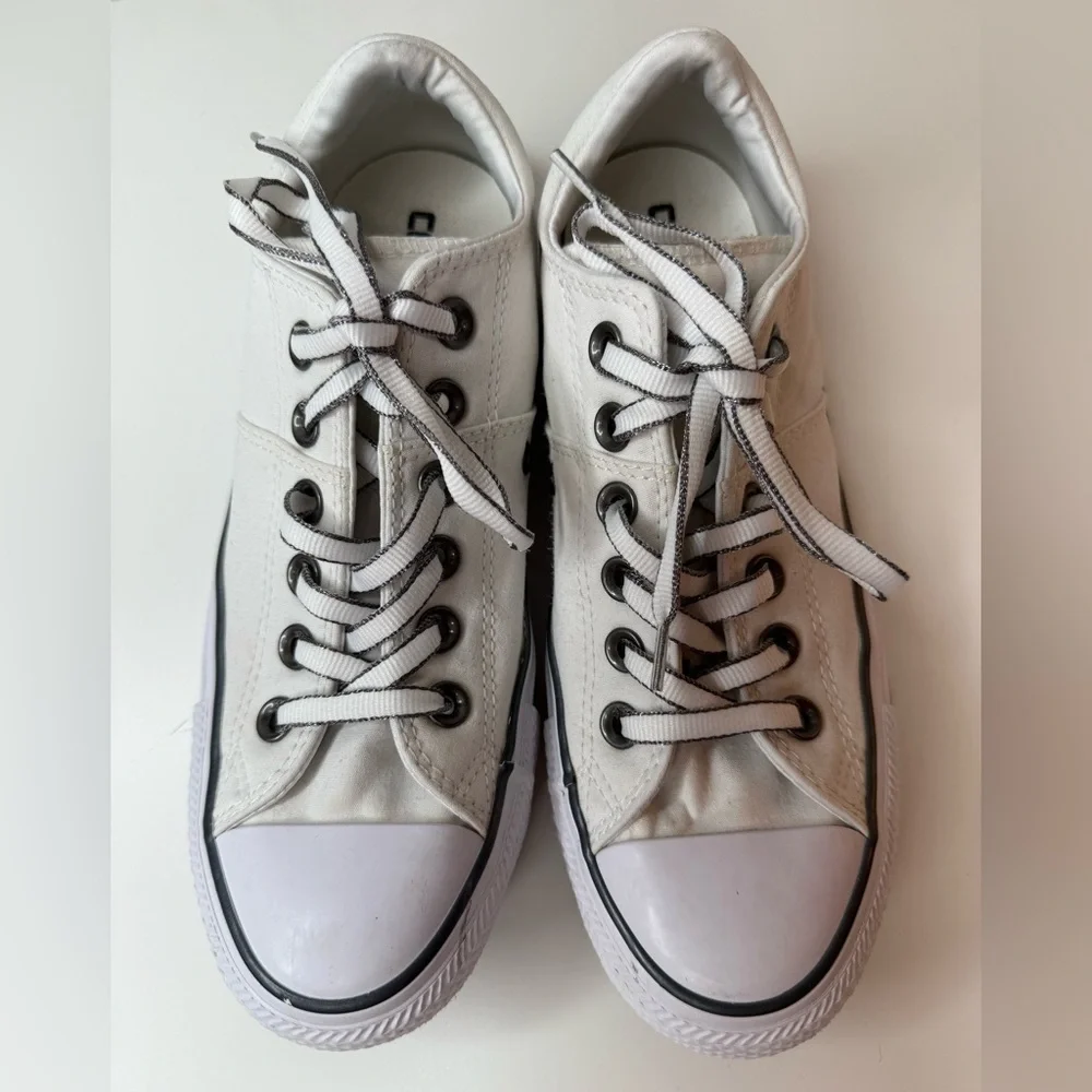 Converse Chuck Taylor All Star Low-Top Canvas Sneaker Women's 7 White & Black